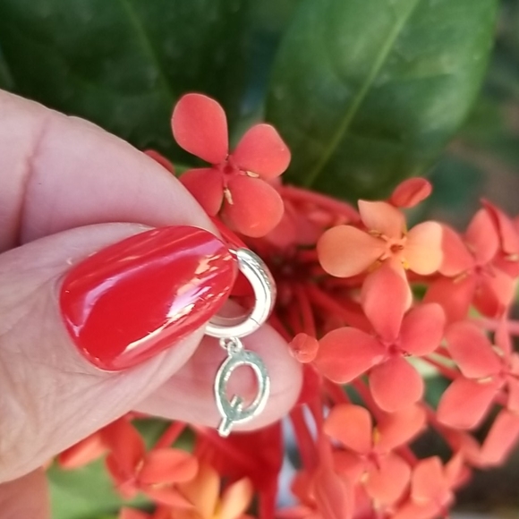 Single Sterling Silver huggie with Q initial - Picture 3 of 4